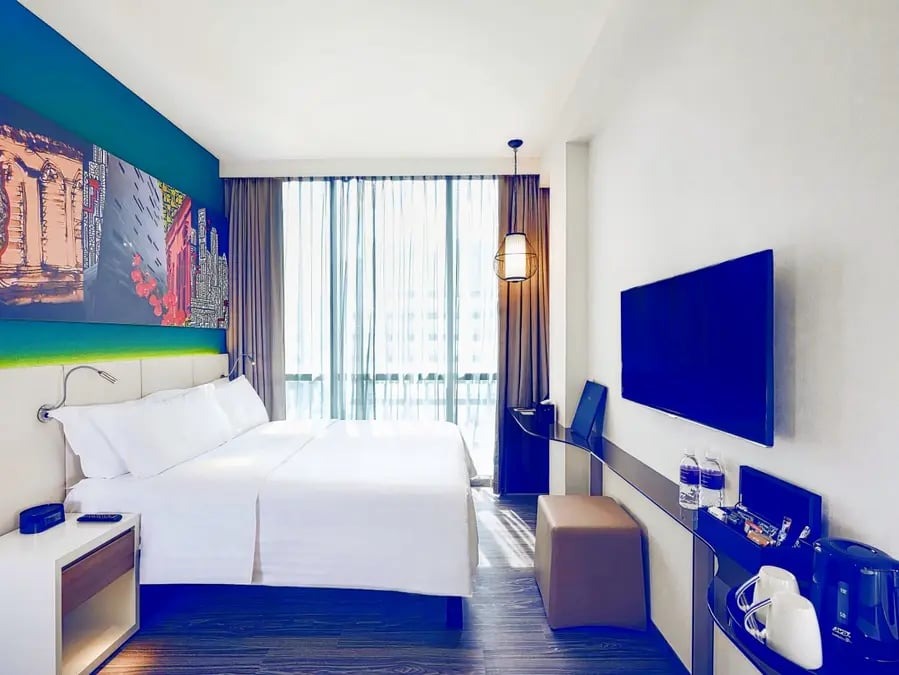 Signature Room with Queen/Twin Bed