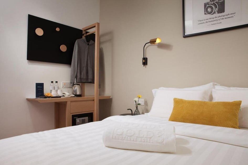 Deluxe Double without Window (Queen) 